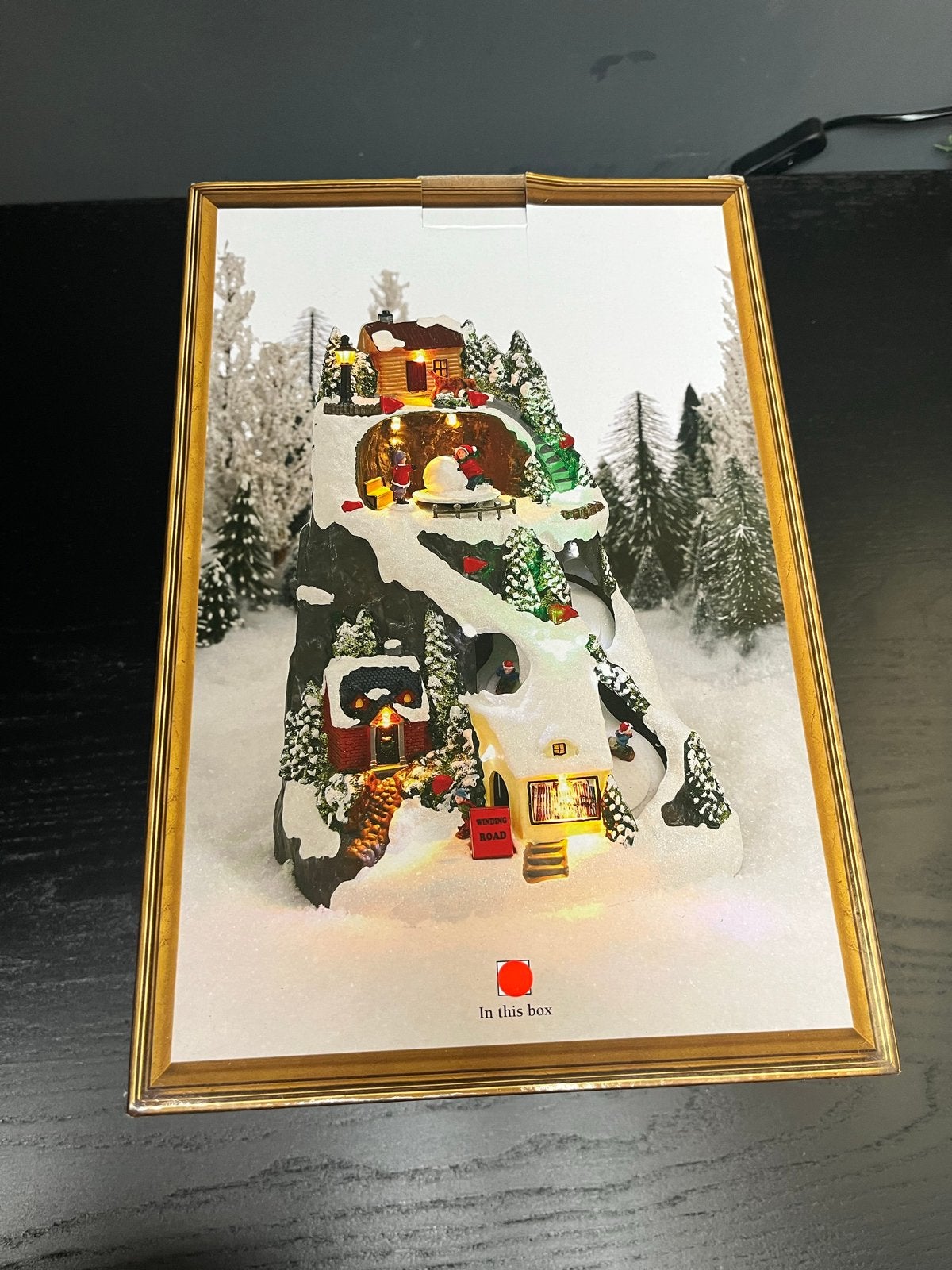 Luville Kerstdorp Ski Scenery - 20x18x30 cm, Ophalen of Verzenden