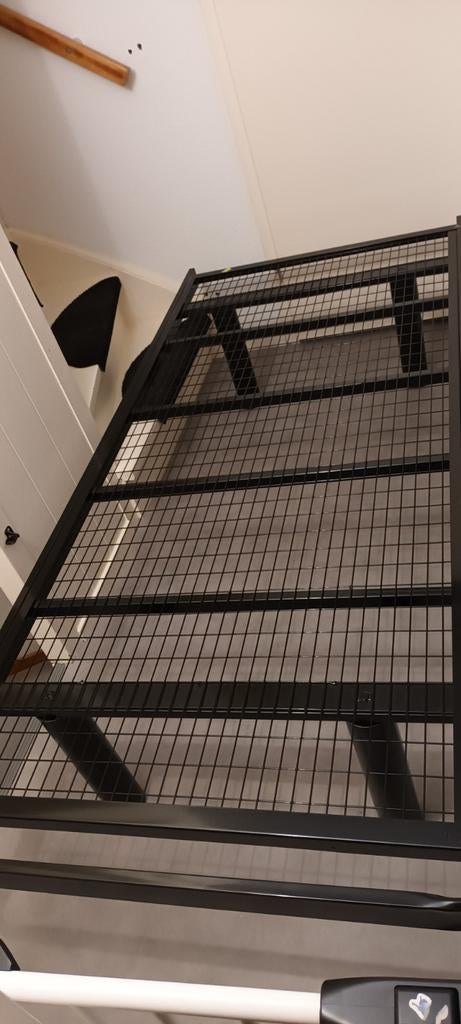 Zwart metaal eenpersoonsbed 90 cm bij 200 cm met tafel, Huis en Inrichting, Slaapkamer | Bedden, Ophalen, 90 cm, Eenpersoons, Zwart