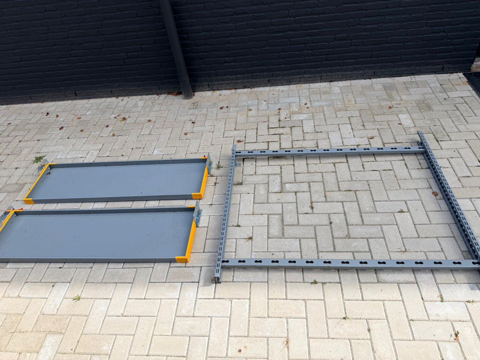 Bedrijfswagen inrichting inklapbare schappen., Ophalen