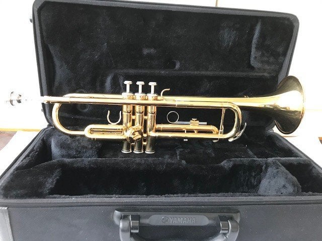 Yamaha YTR 2335 G, Ophalen of Verzenden, Zo goed als nieuw, Bes-trompet, Met koffer