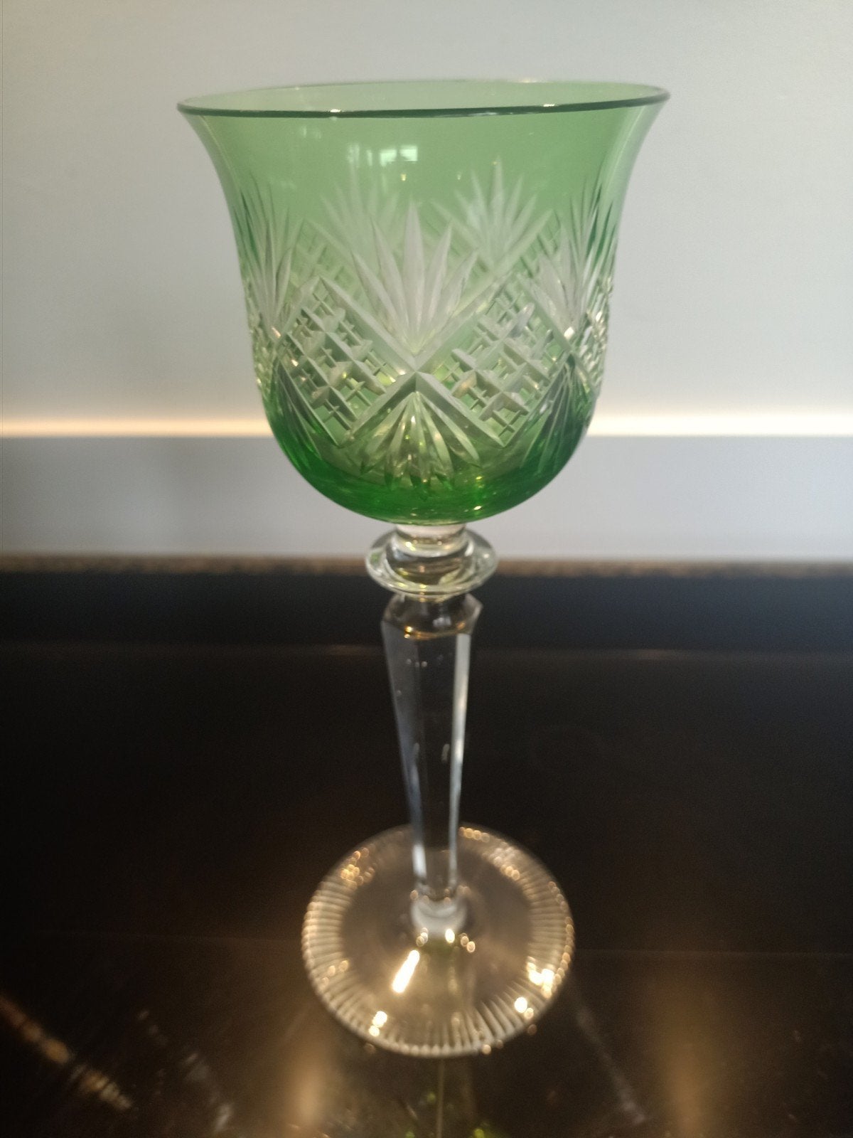 Groen geslepen kristallen wijnglas, Ophalen of Verzenden