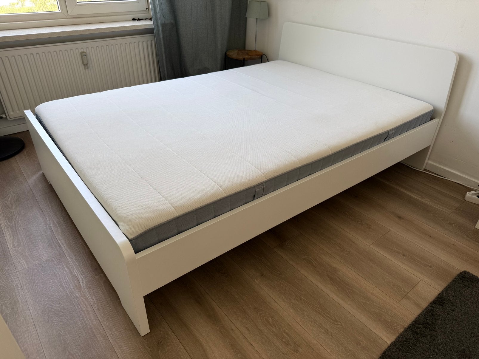 IKEA ASKVOLL Bed 140x200 cm incl. VESTERÖY matras, Ophalen, Wit, Tweepersoons, 140 cm