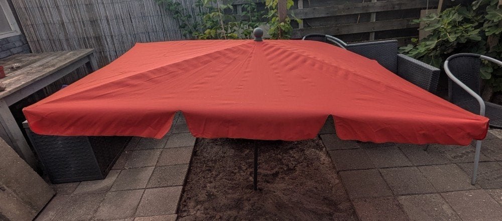 Rode tuinparasol met kantelbare stok, Ophalen, Gebruikt