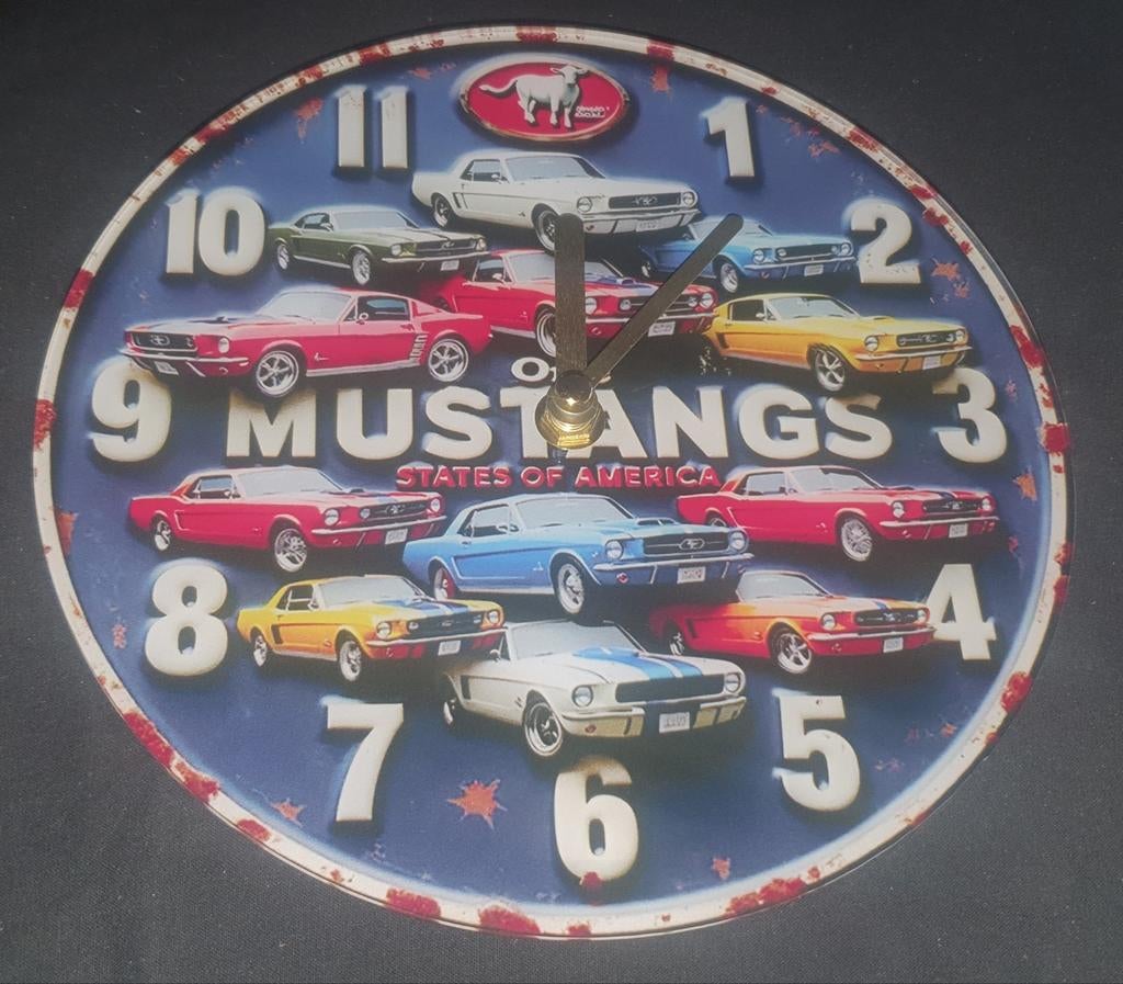 Wandklok met een mustang thema., Ophalen of Verzenden, Nieuw, Gebruiksvoorwerp