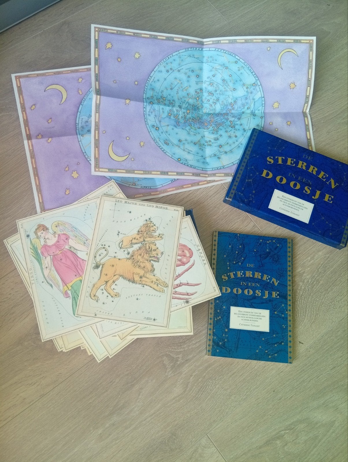 De Sterren in een Doosje - Astrologie en Sterrenkaarten, Boeken, Ophalen of Verzenden, Astrologie, Achtergrond en Informatie