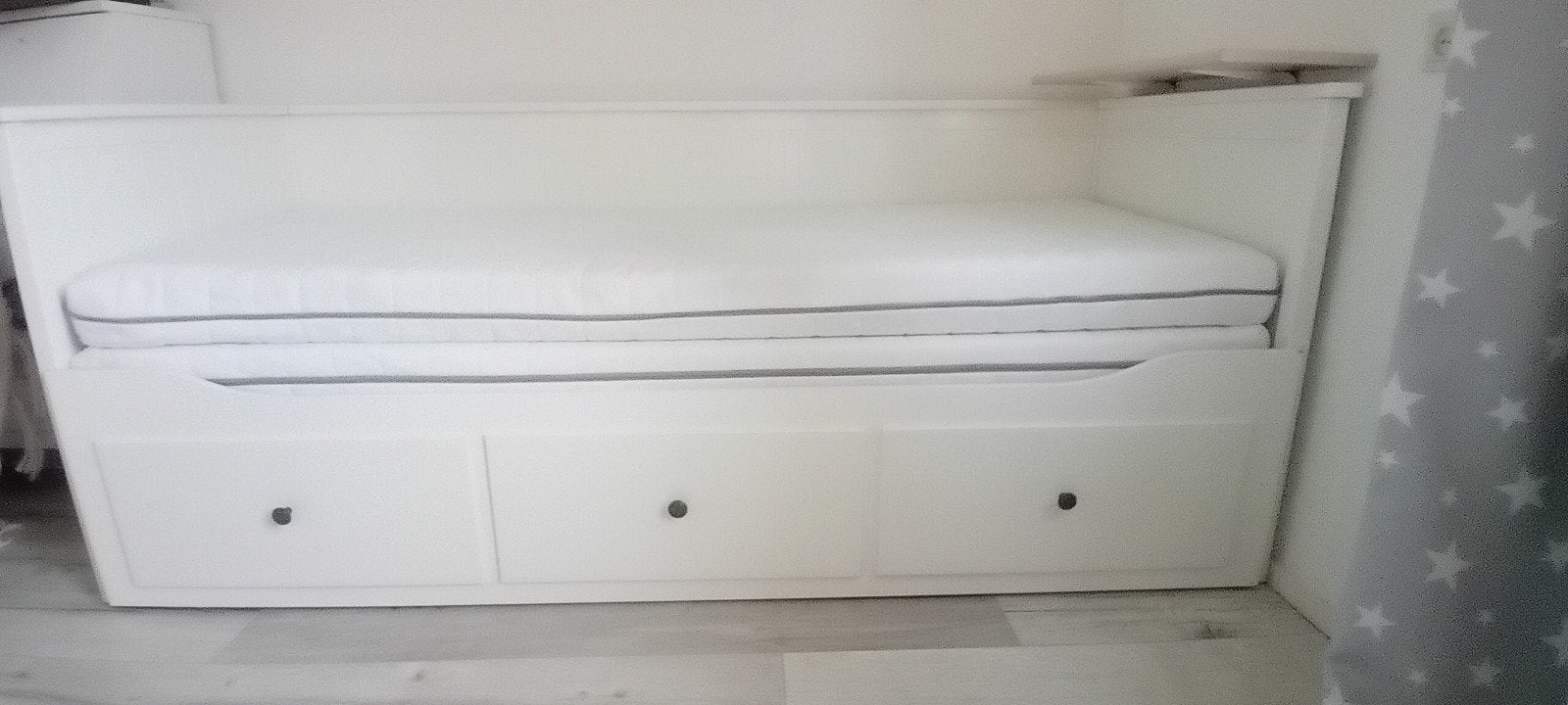 Wit uitschuifbaar bed met lattenbodems en opberglades Hemnes, Huis en Inrichting, Slaapkamer | Bedden, Ophalen, Modern, functioneel