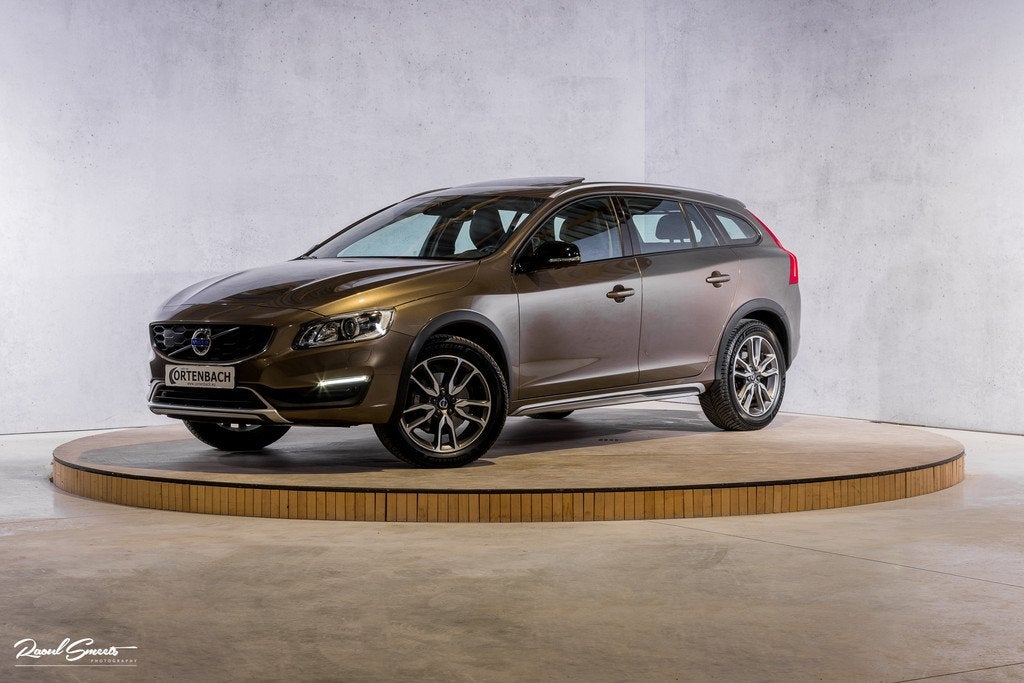 Volvo V60 Cross Country 2.0 T5 Nordic+ | Afn.Trekhaak | Pano, Auto's, 12 maanden, Gebruikt, 4 cilinders, 1600 kg