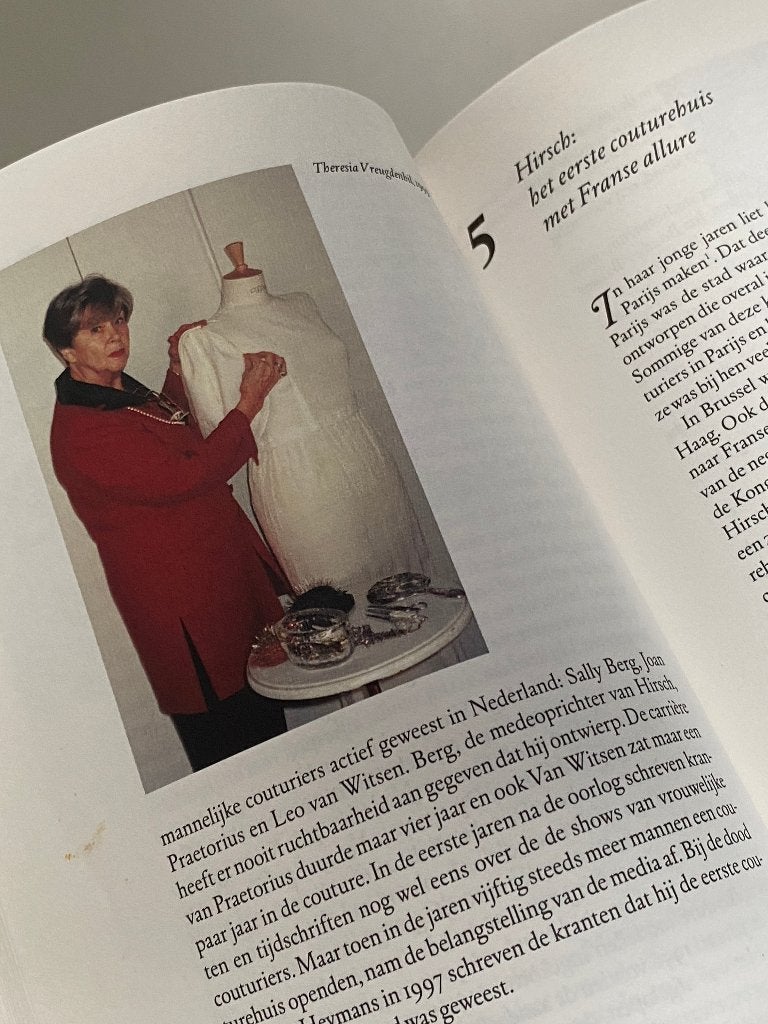 Kleren Voor De Elite Nederlandse couturiers en hun klanten, Ophalen of Verzenden, Zo goed als nieuw, Mode algemeen