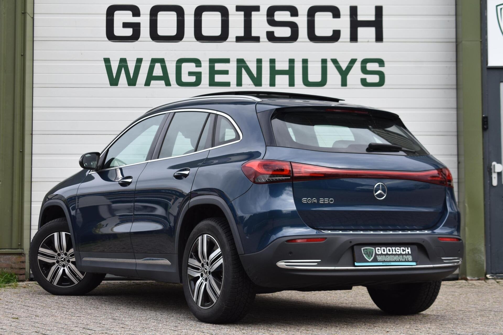 Mercedes EQA 250 Luxury Line 71 kWh | Stoelverwarming | Pano, 1940 kg, 750 kg, Met garantie (alle), Blauw