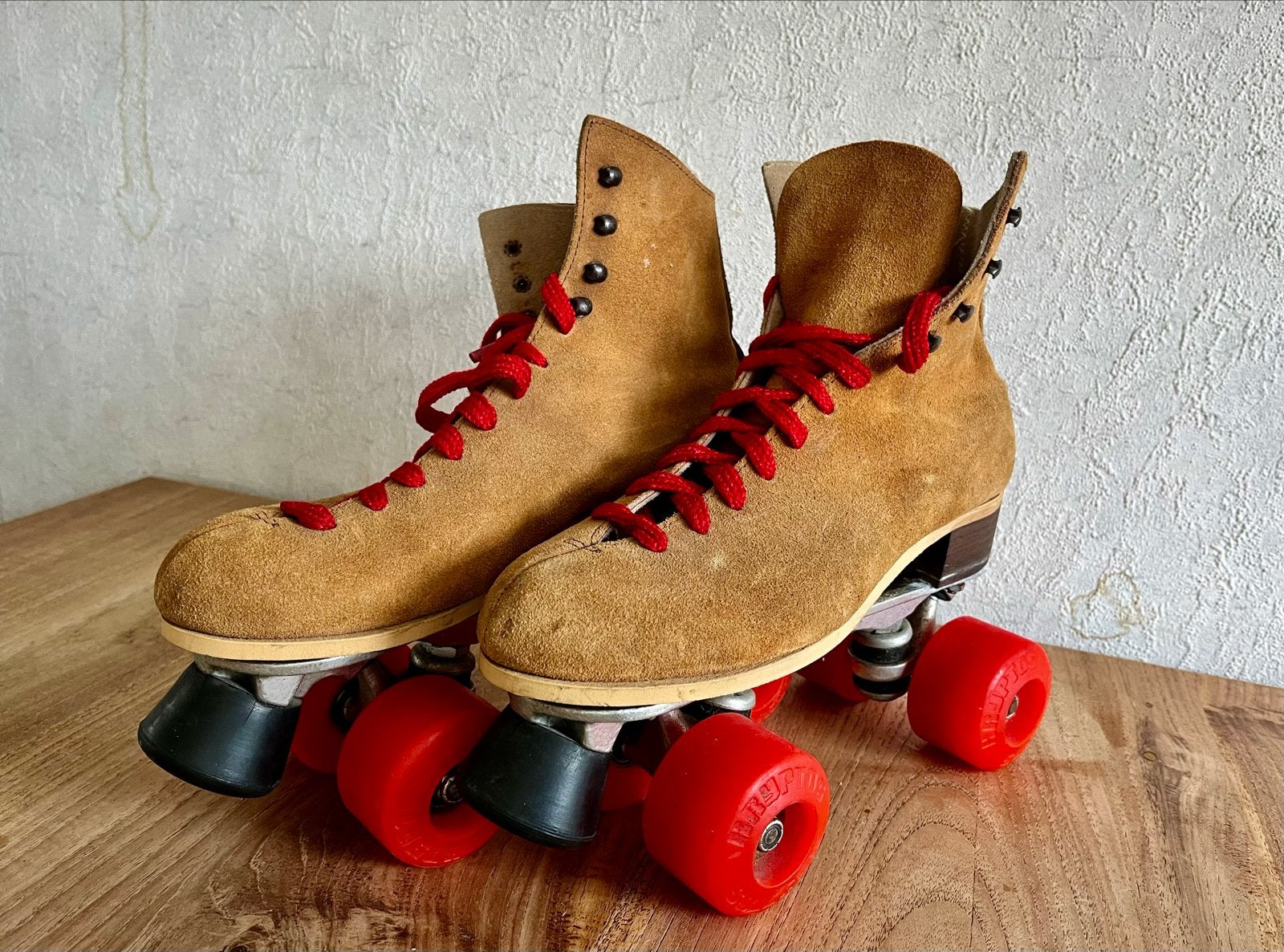 Vintage Riedell Rolschaatsen - Suède Leer, Rode Kryptos Wiel, Ophalen of Verzenden