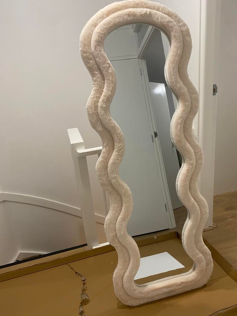 Unieke Wavy spiegel met zachte teddy stof, Huis en Inrichting, Woonaccessoires | Spiegels, Nieuw, Ophalen of Verzenden, Overige vormen