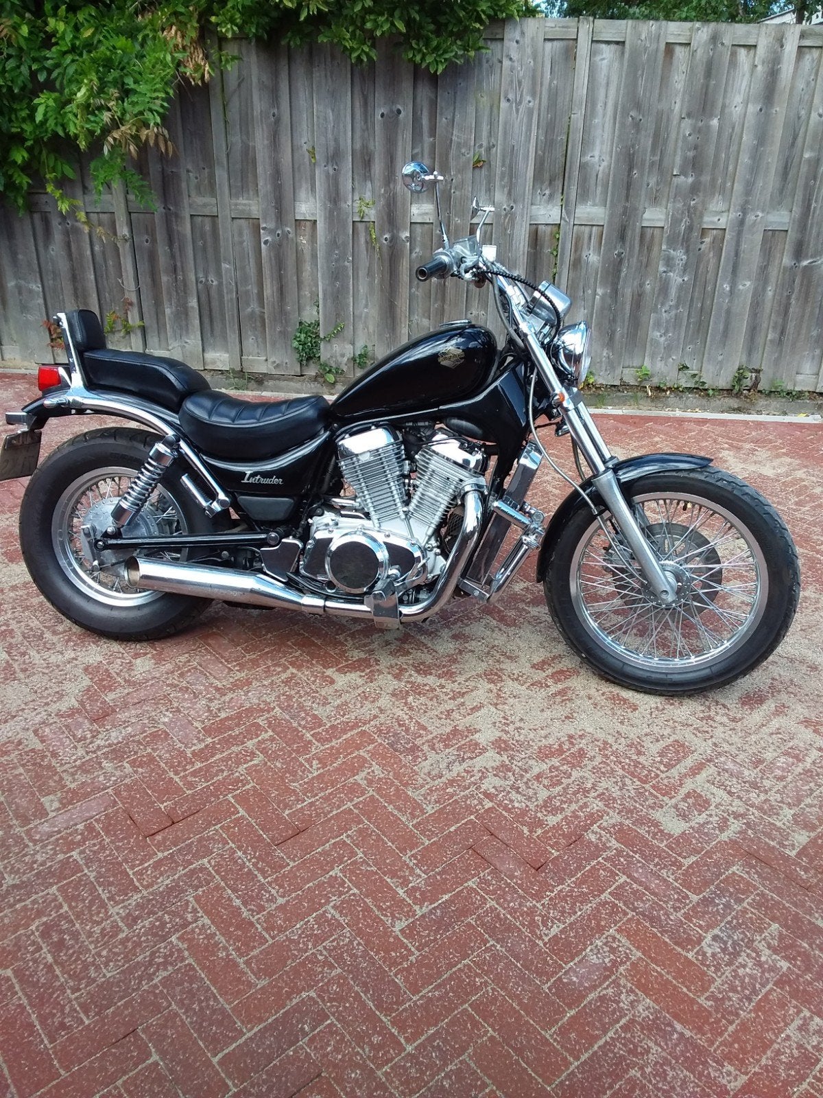 Suzuki Intruder VS 700 - Zwarte Chopper met Chrome Details, 700 cc, Cardan-aandrijving, 2 cilinders, Chopper