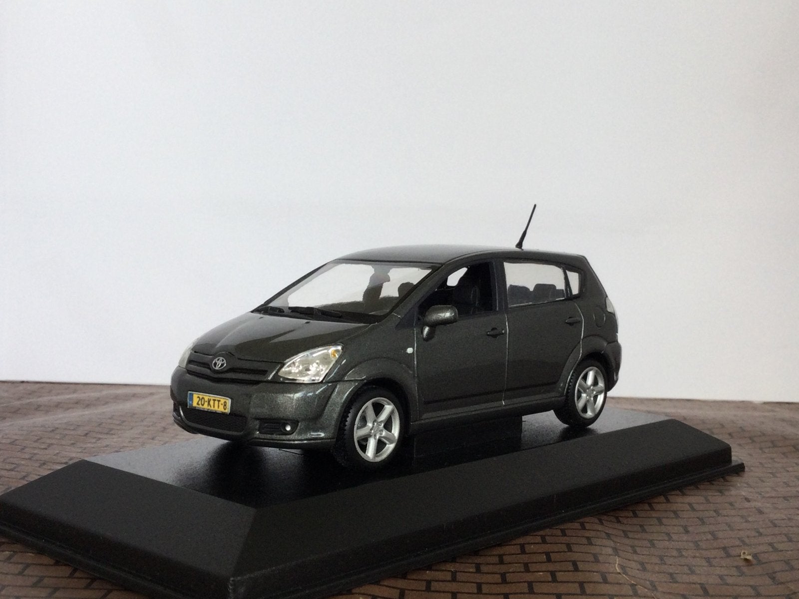 Toyota Verso Corolla 2004 Donkergrijs Minichamps 1:43, Ophalen of Verzenden, Zo goed als nieuw, Auto, MiniChamps