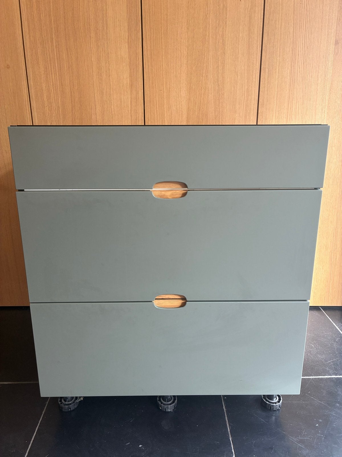 Kvik Ombra onderkast 80 cm met eiken greepjes voor kookplaat, Ophalen, 50 tot 100 cm, Zo goed als nieuw, Minder dan 100 cm