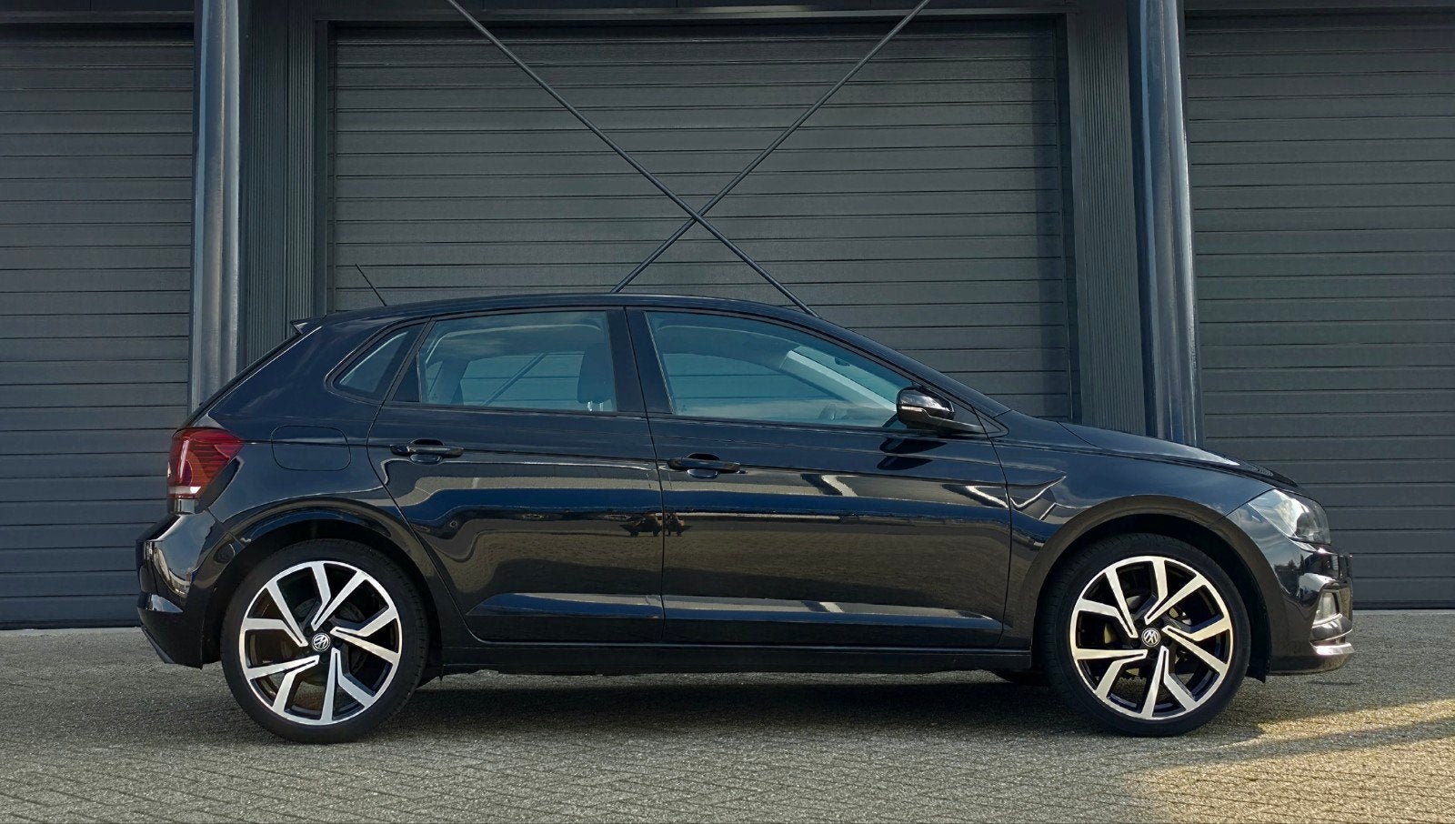 Volkswagen Polo 1.0 TSI 70KW 5D BMT Dsg-7 2018 Zwart, Auto's, Voorwielaandrijving, Stof, 40 €/maand, Zwart