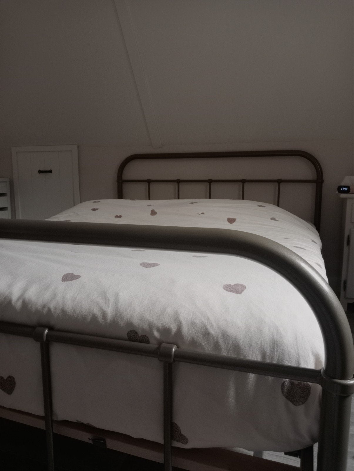 Prachtig bed Twijfelaar 140x200 incl. matras en lattenbodems, 180 cm of meer, Ophalen, Lattenbodem, 100 cm of meer