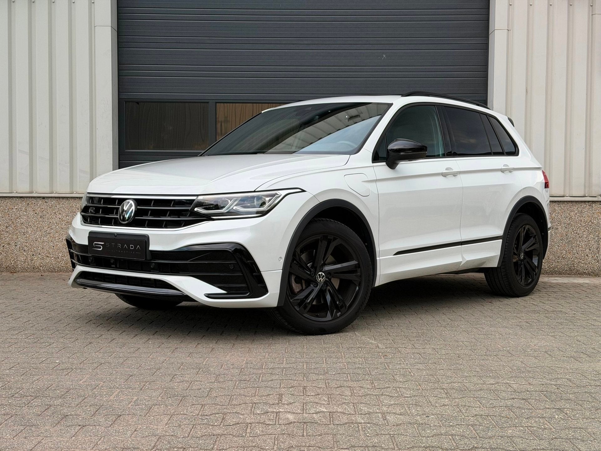 Volkswagen Tiguan eHybrid R-Line Business+ | Pano | IQ.LIGHT, Voorwielaandrijving, Dealer onderhouden, 1800 kg, Gebruikt