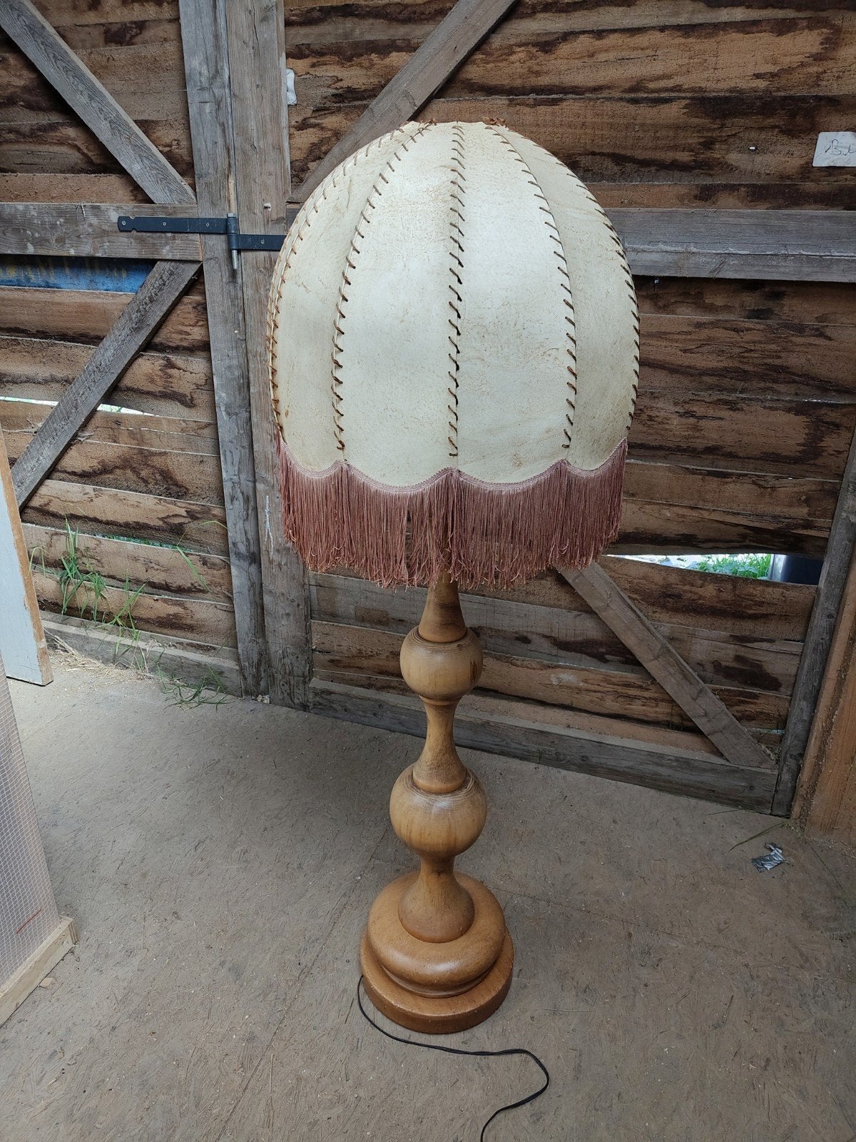Vintage staande lamp met houten voet en franjes, Antiek en Kunst, Ophalen