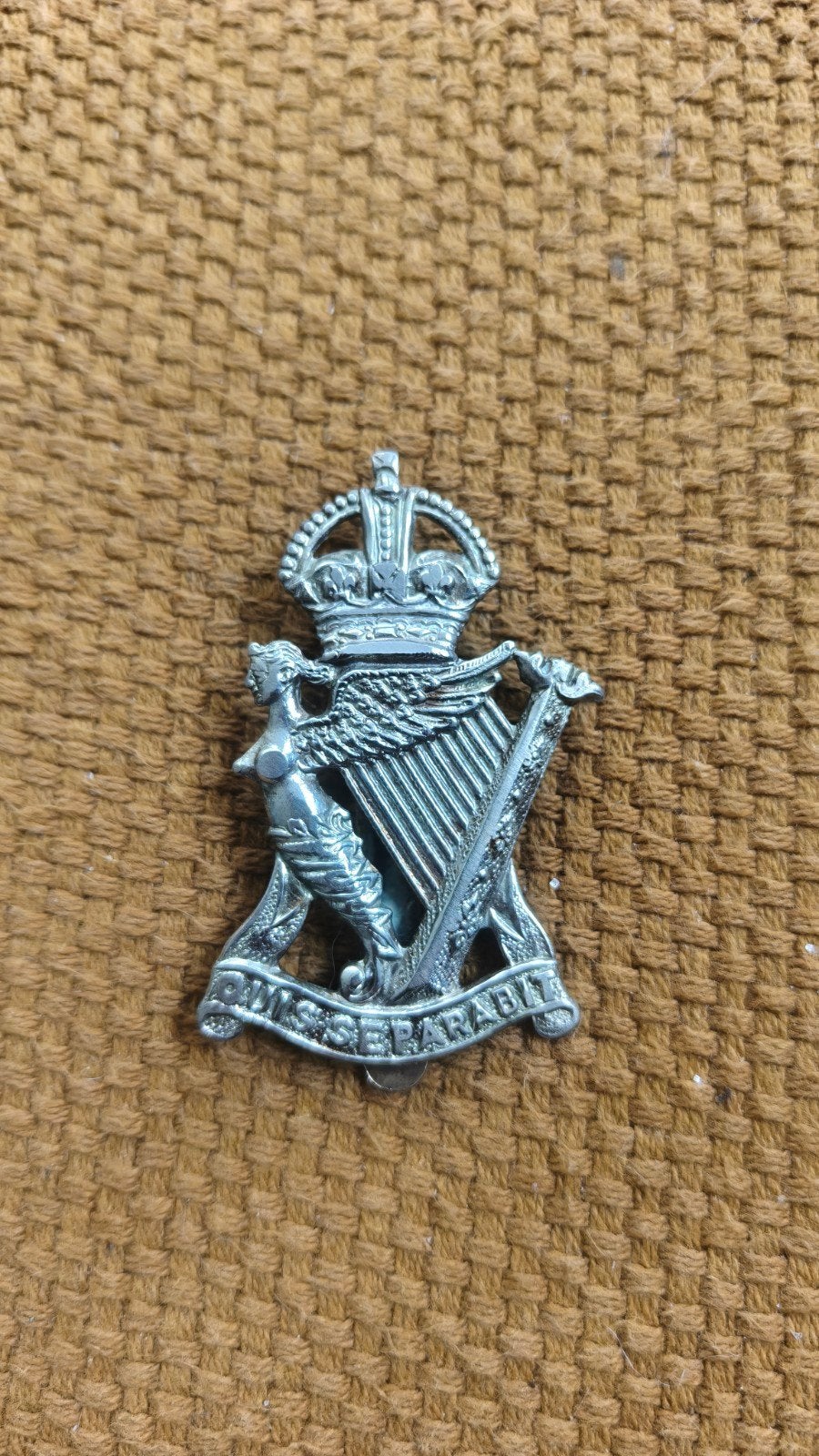 Originele WW2 capbadge The Royal Irish Rifles, gestempeld., Ophalen of Verzenden, Landmacht, Engeland, Embleem of Badge
