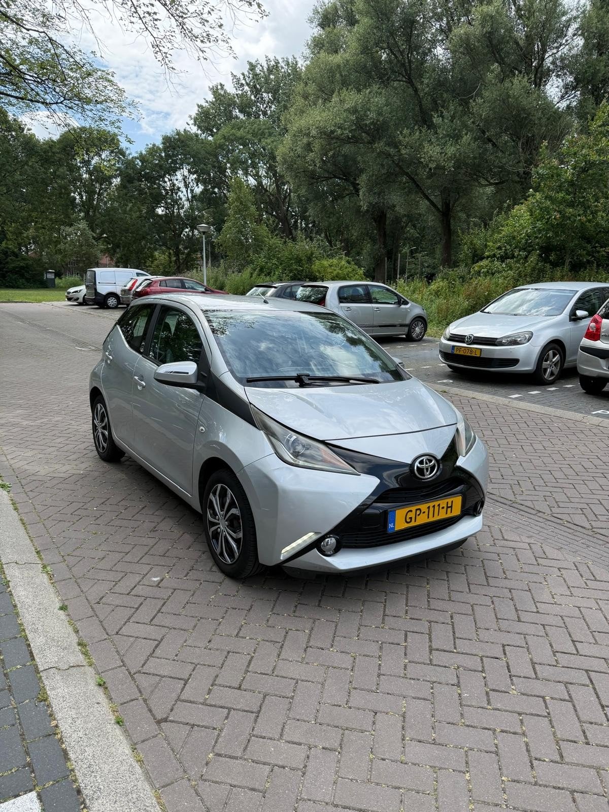 Toyota Aygo 1.0 12V Vvt-i Ddrs 2015 Grijs, Auto's, Toyota, Voorwielaandrijving, Stof, Euro 6, 4 stoelen