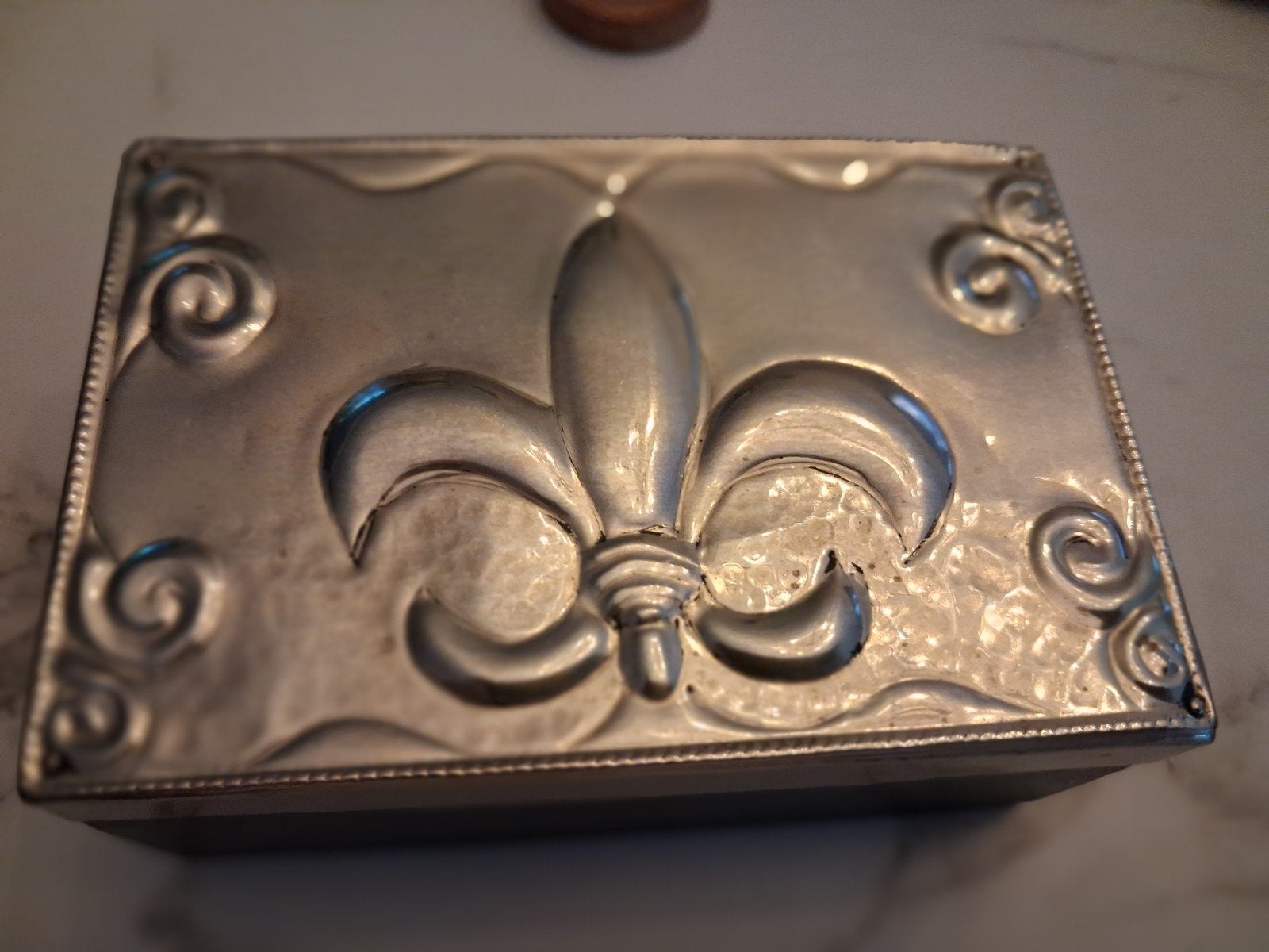 Alpaca zilveren doosje met Fleur de Lis, Antiek en Kunst, Ophalen of Verzenden