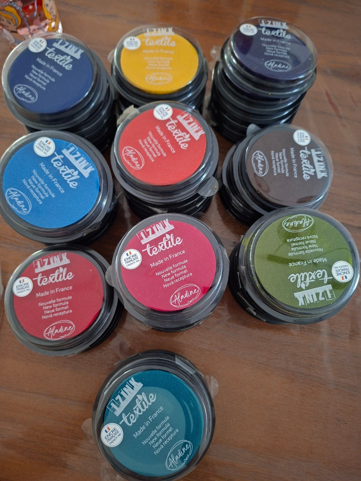45x Aladine Izink Textiel Inkt Stempelkussens - Diverse Kleu, Overige thema's, Textiel, Meerkleurig, Ophalen of Verzenden