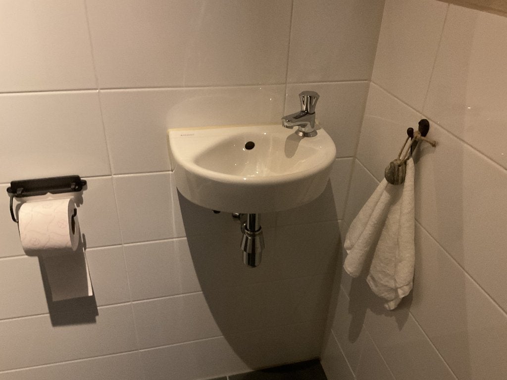 Compleet Wasbakje voor toilet gerberit zo goed als nieuw, Doe-het-zelf en Verbouw, Ophalen, Zo goed als nieuw, Steen, Toilet