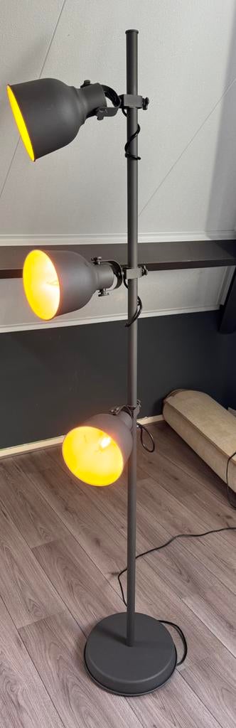 Mooie staande lampen met 3 spots die alle kanten op kunnen, Ophalen, Zo goed als nieuw, Metaal, 150 tot 200 cm