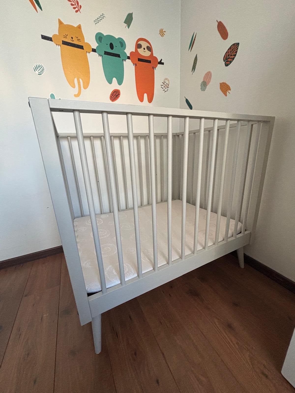 Wit houten babybedje inclusief matras – Babypark, Ophalen, Zo goed als nieuw, Minder dan 140 cm, Matras