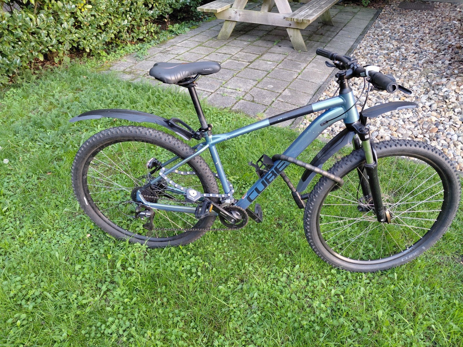 mountainbike met 2 sloten ringslot en oprolslot met houder