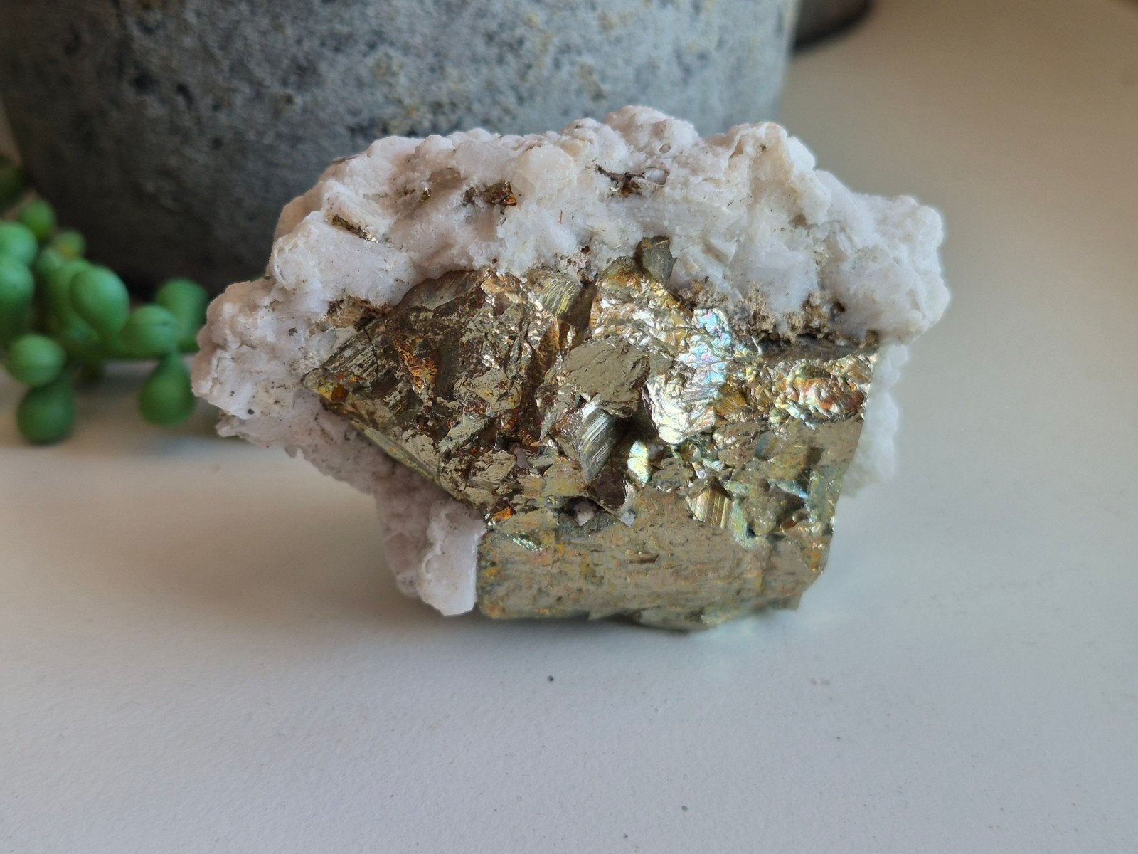 pyriet met mangano calciet en fluoriet, Ophalen of Verzenden