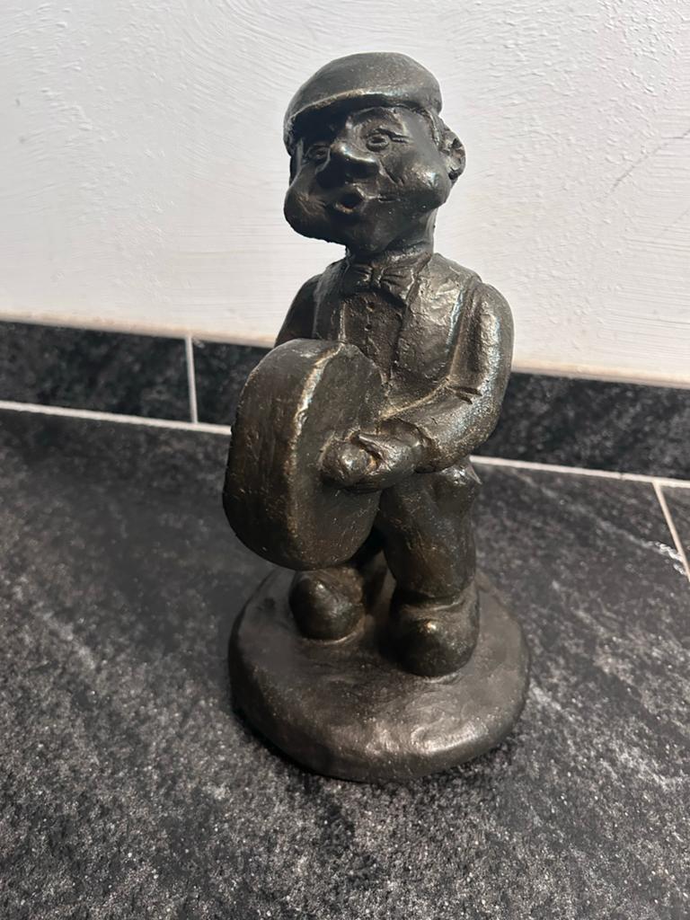 Vintage Bronzen Beeldje: Man met trommel, 25 cm, Verzamelen, Ophalen, Zo goed als nieuw, Mens