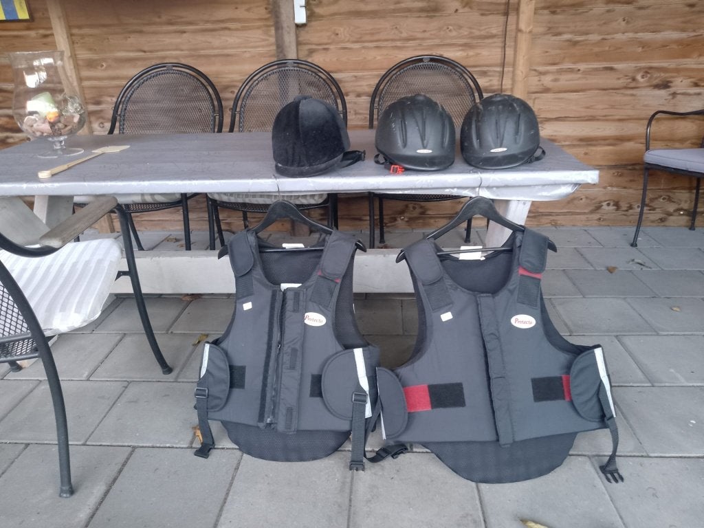 2x Bodyprotectors en 3x veiligheid cap paardrijden, Dieren en Toebehoren, Ophalen, Gebruikt, Overige merken, Overige maten