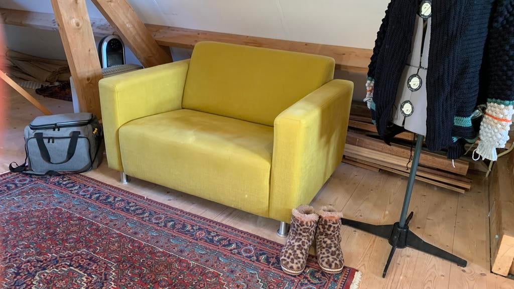 Gratis! Heerlijk zittende loveseat / bankje oker geel, Ophalen, Eenpersoons, 75 tot 100 cm, Zo goed als nieuw