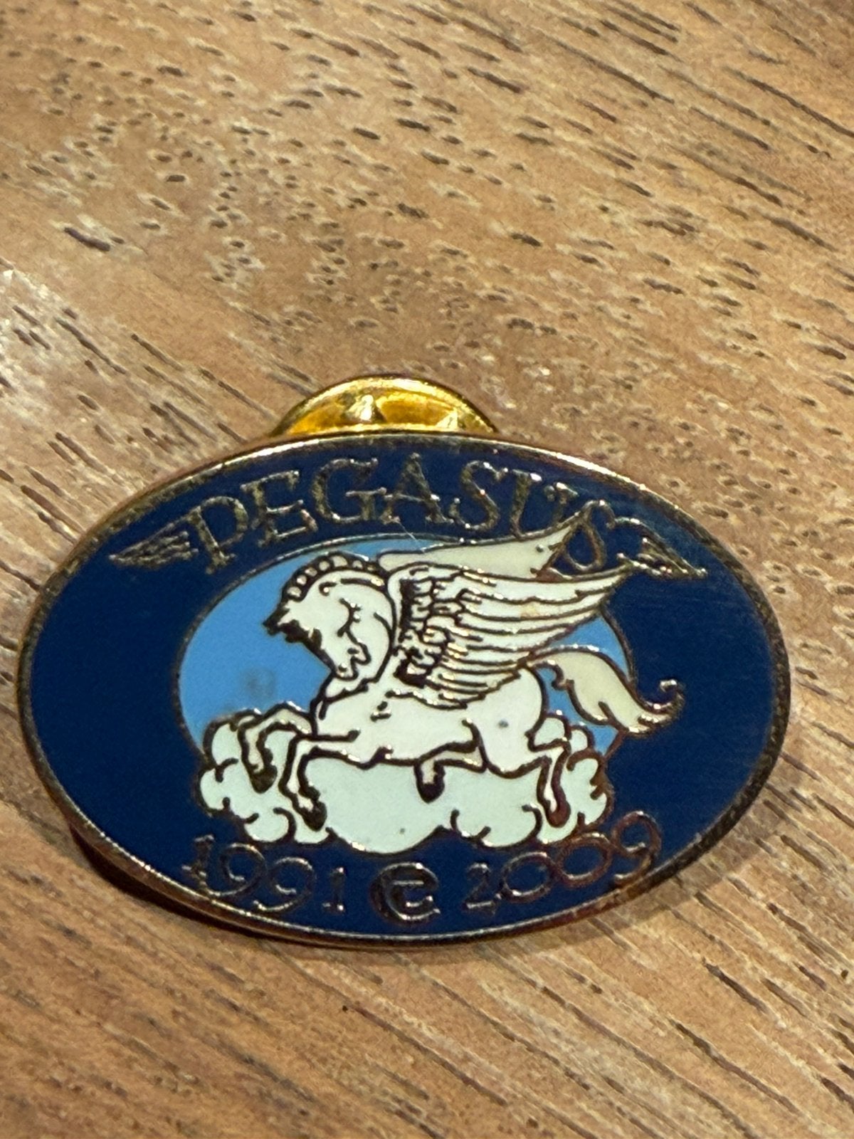 Efteling jubileum pin Pegasus 1991-2009, Verzamelen, Efteling, Ophalen of Verzenden, Zo goed als nieuw, Button of Speldje