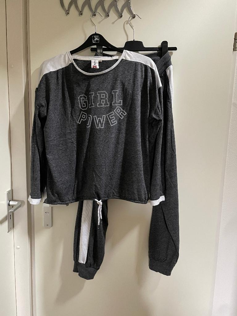 Rebelle Pyjama maat 44 grijs Girl Power, Kleding | Dames, Pyjama's, Rebelle, Ophalen of Verzenden, Zo goed als nieuw, Maat 42/44 (L)