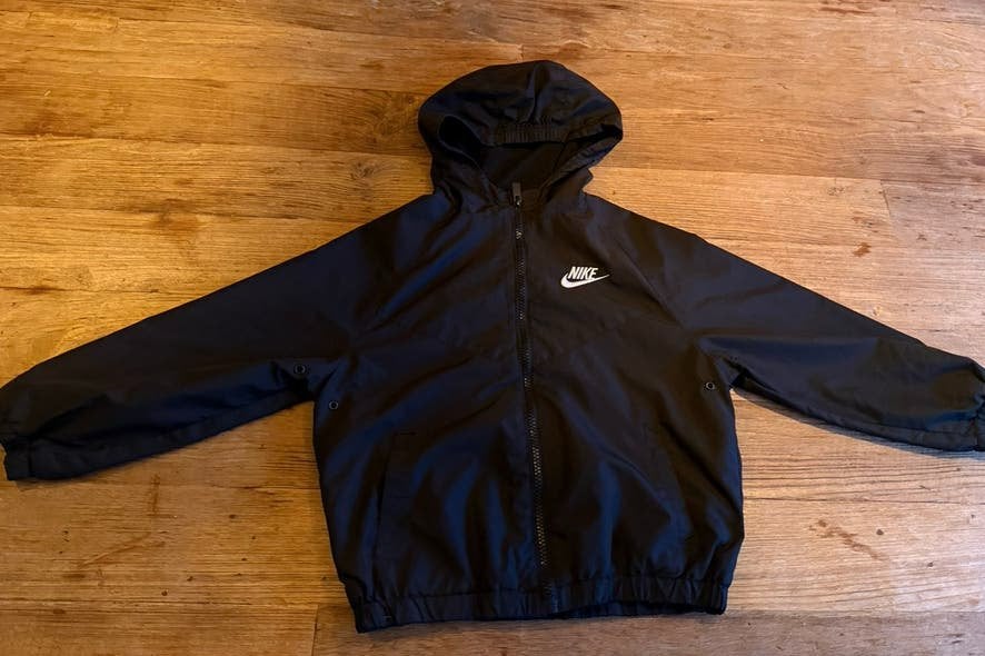 Nieuw!!! Nike Windrunner Jas Zwart Maat 116-122, Ophalen of Verzenden, Nieuw, Jongen of Meisje