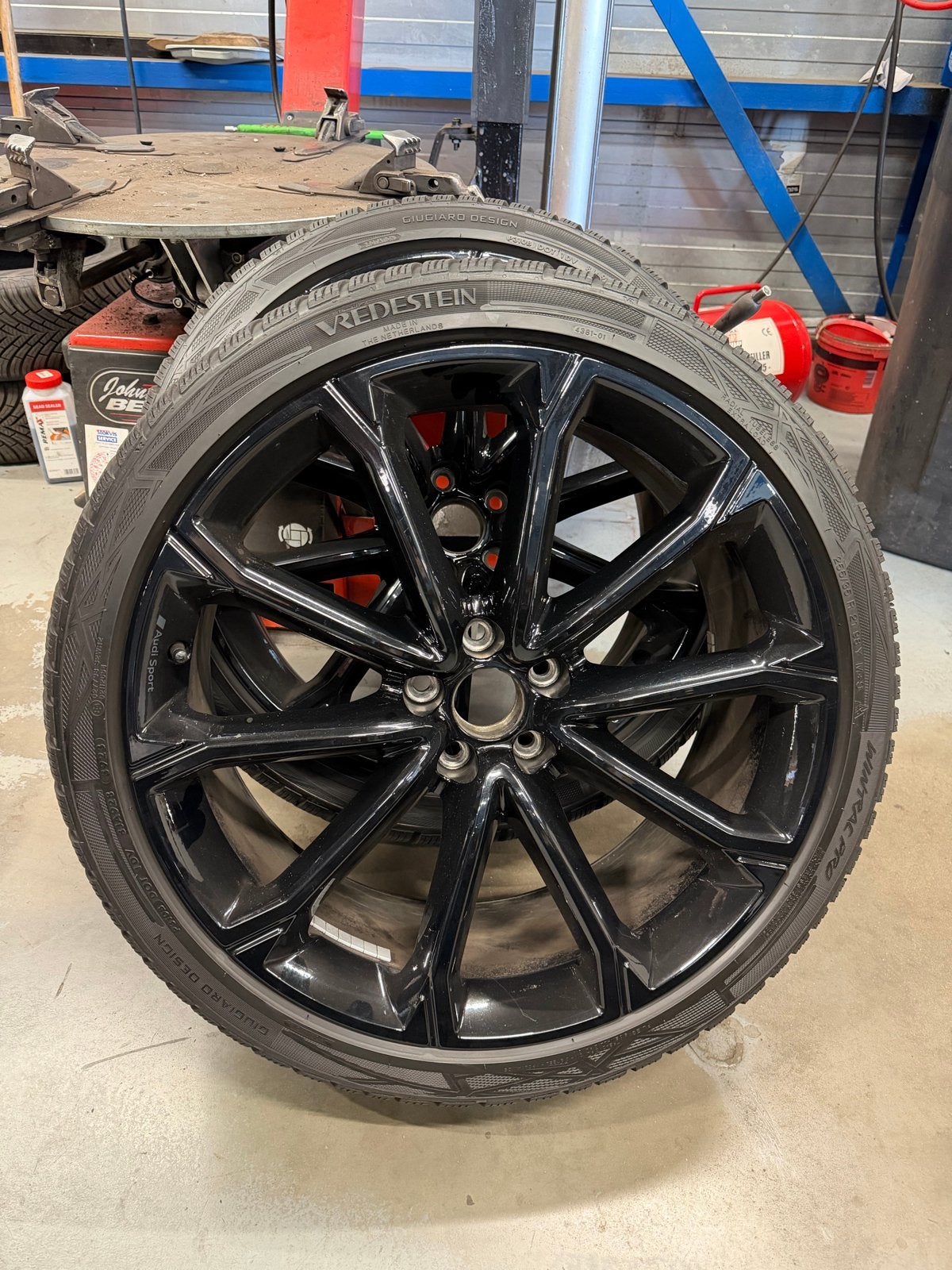 Originele RSQ3 Audi Velgen met Vredestein Winterbanden, Ophalen, Gebruikt, 255 mm, Banden en Velgen