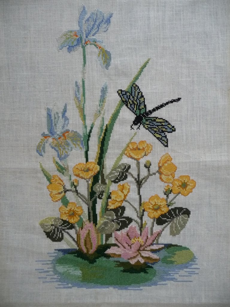 Borduurwerk "Bloemen en libelle", Ophalen of Verzenden, Gebruikt, Handborduren, Onderdeel of Toebehoren