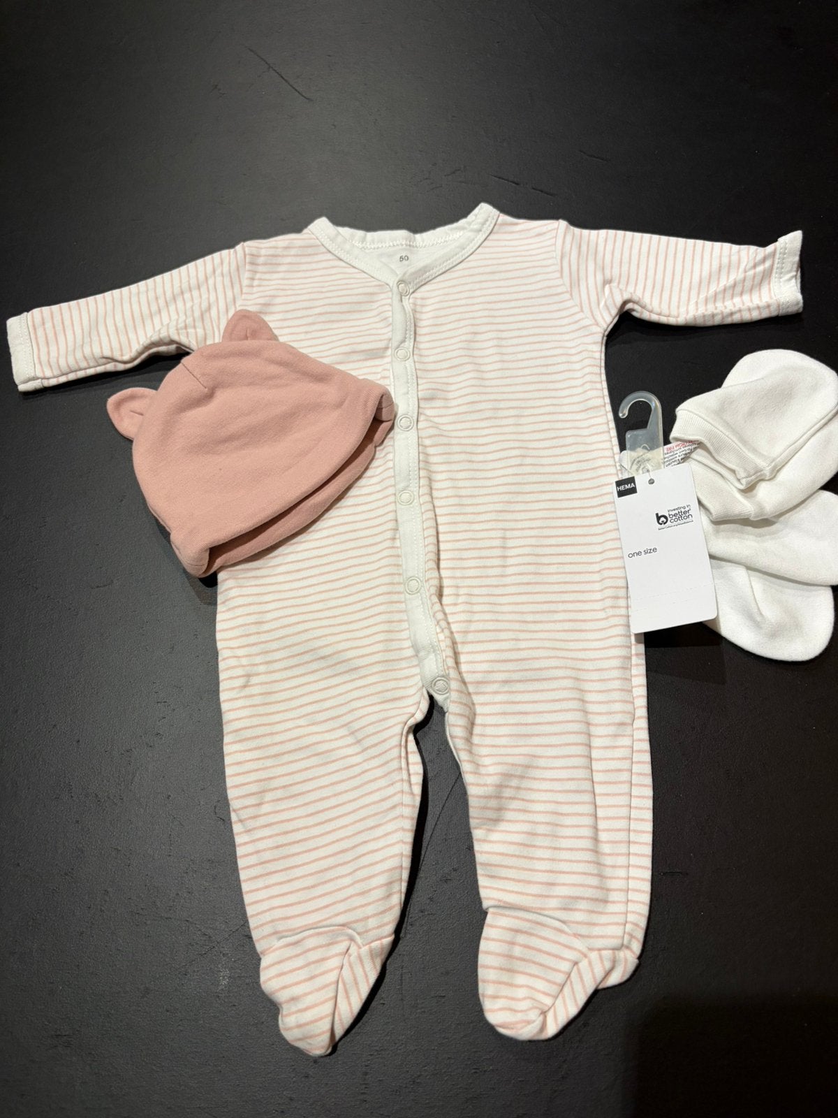 Gratis newborn setje: pyjama, muts en krabwanten, Ophalen, Zo goed als nieuw, Meisje, Nacht- of Onderkleding