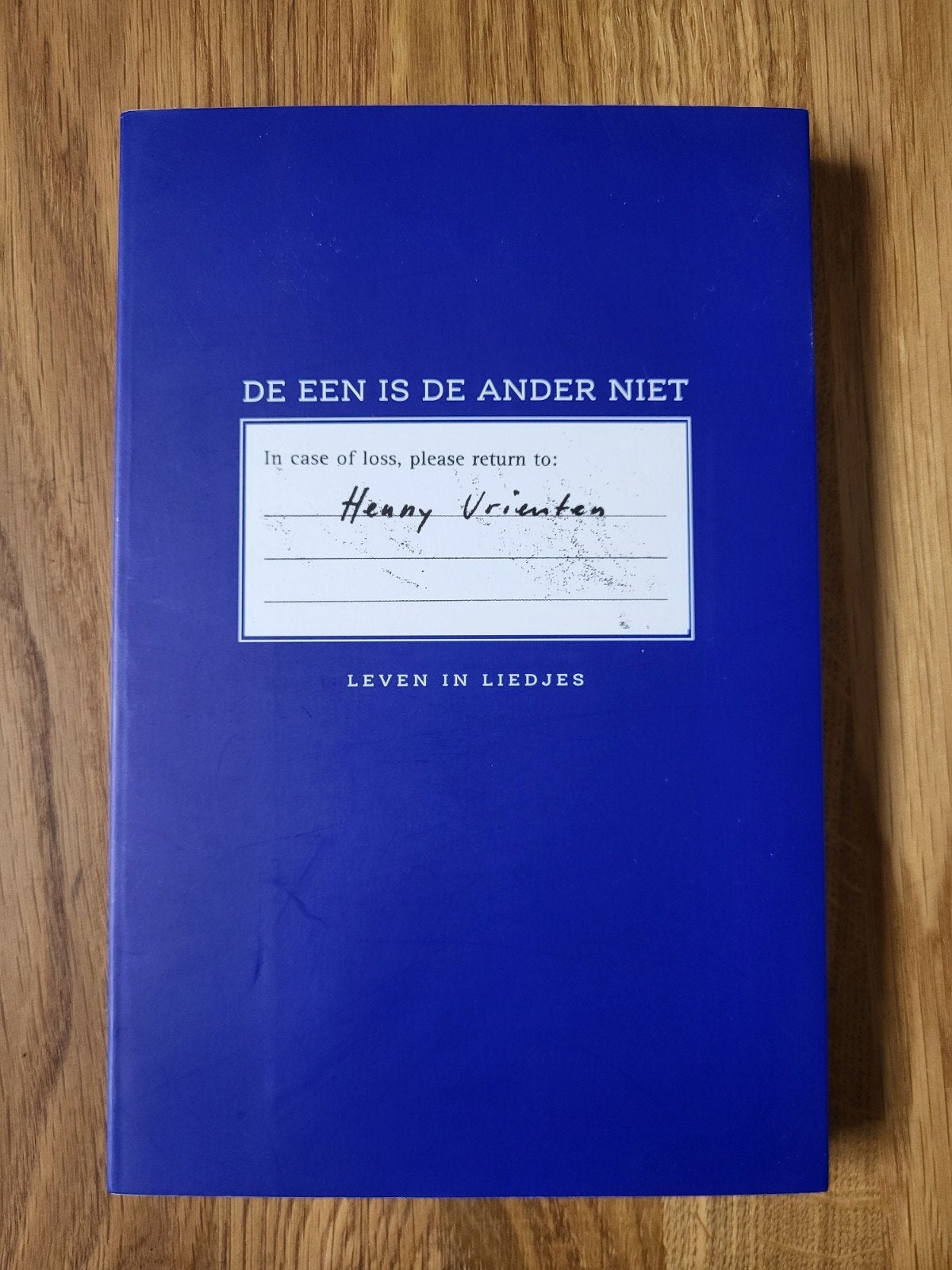 Henny Vrienten - De een is de ander niet (Boek), Boeken, Muziek, Ophalen of Verzenden, Zo goed als nieuw, Artiest, Henny Vrienten