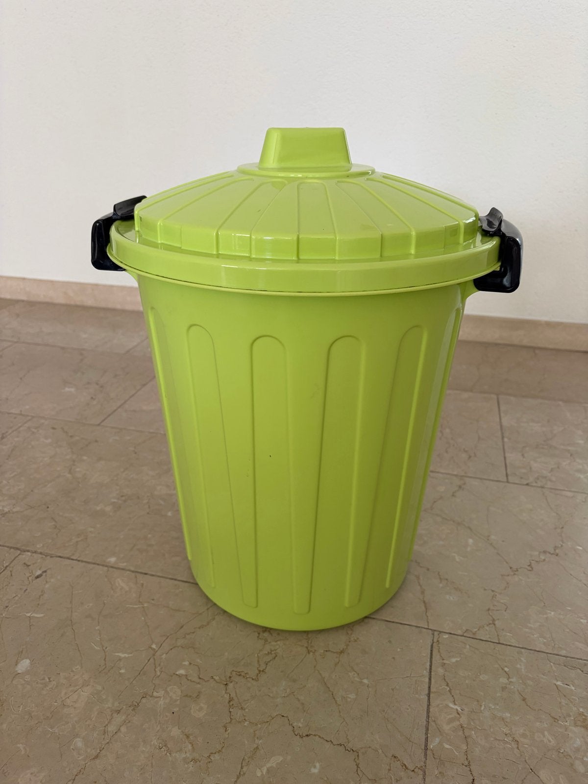 Groene plastic afvalemmer met deksel, Kunststof, Gebruikt, Ophalen of Verzenden, 5 – 50