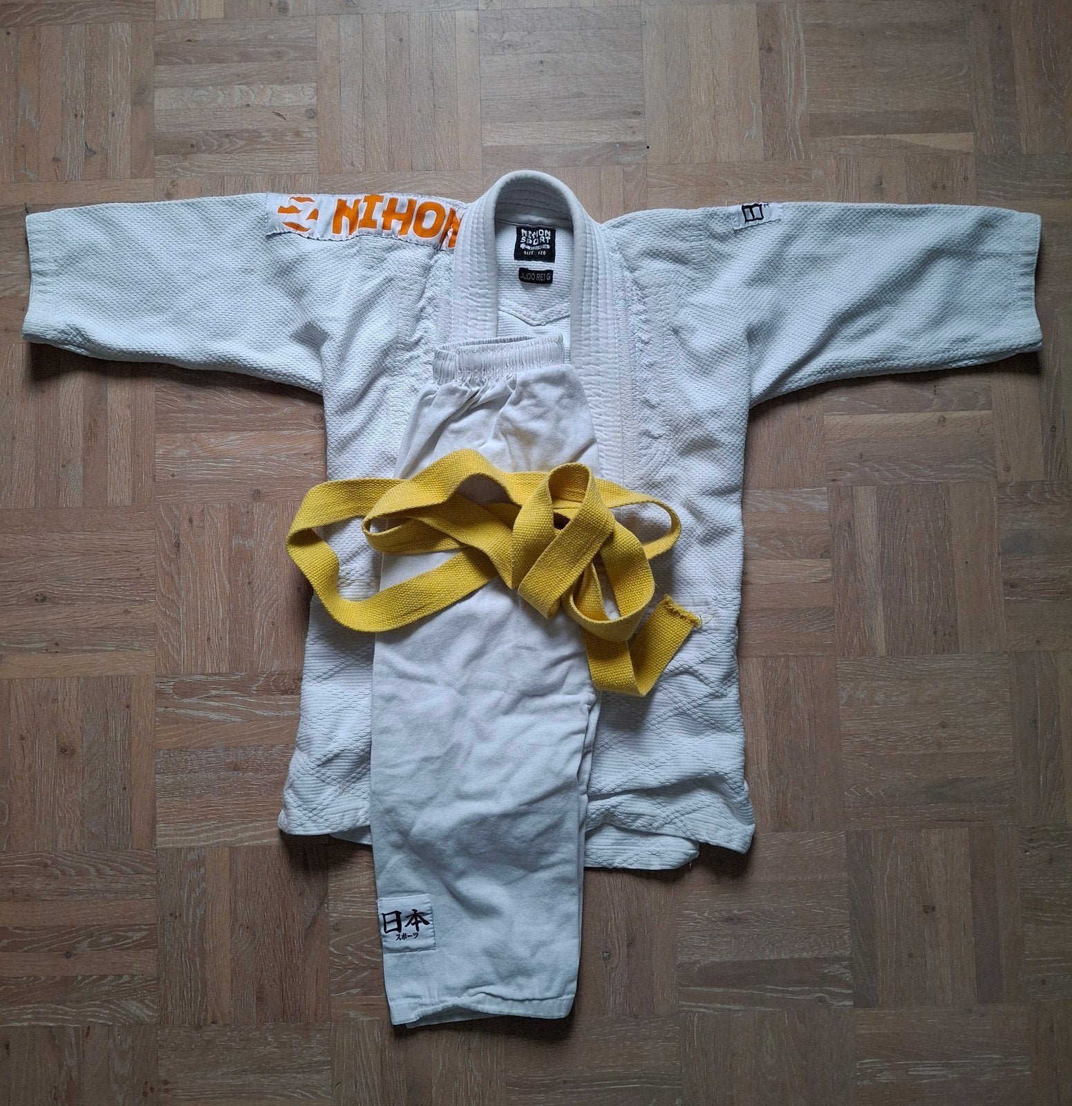 Nihon Judo/Jiu-Jitsu pak met gele band - Maat 120, Ophalen, Gebruikt, Judo, Vechtsportpak