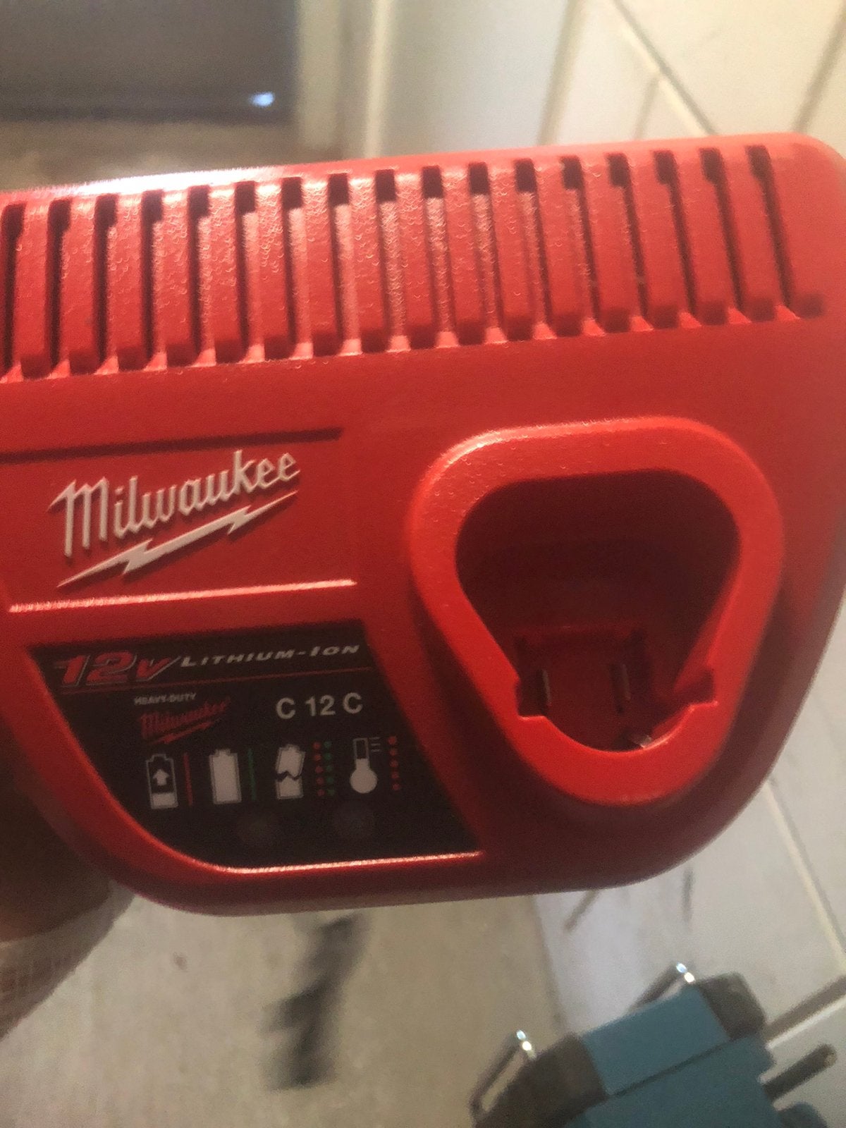 Oplader Milwaukee, Ophalen of Verzenden, Zo goed als nieuw