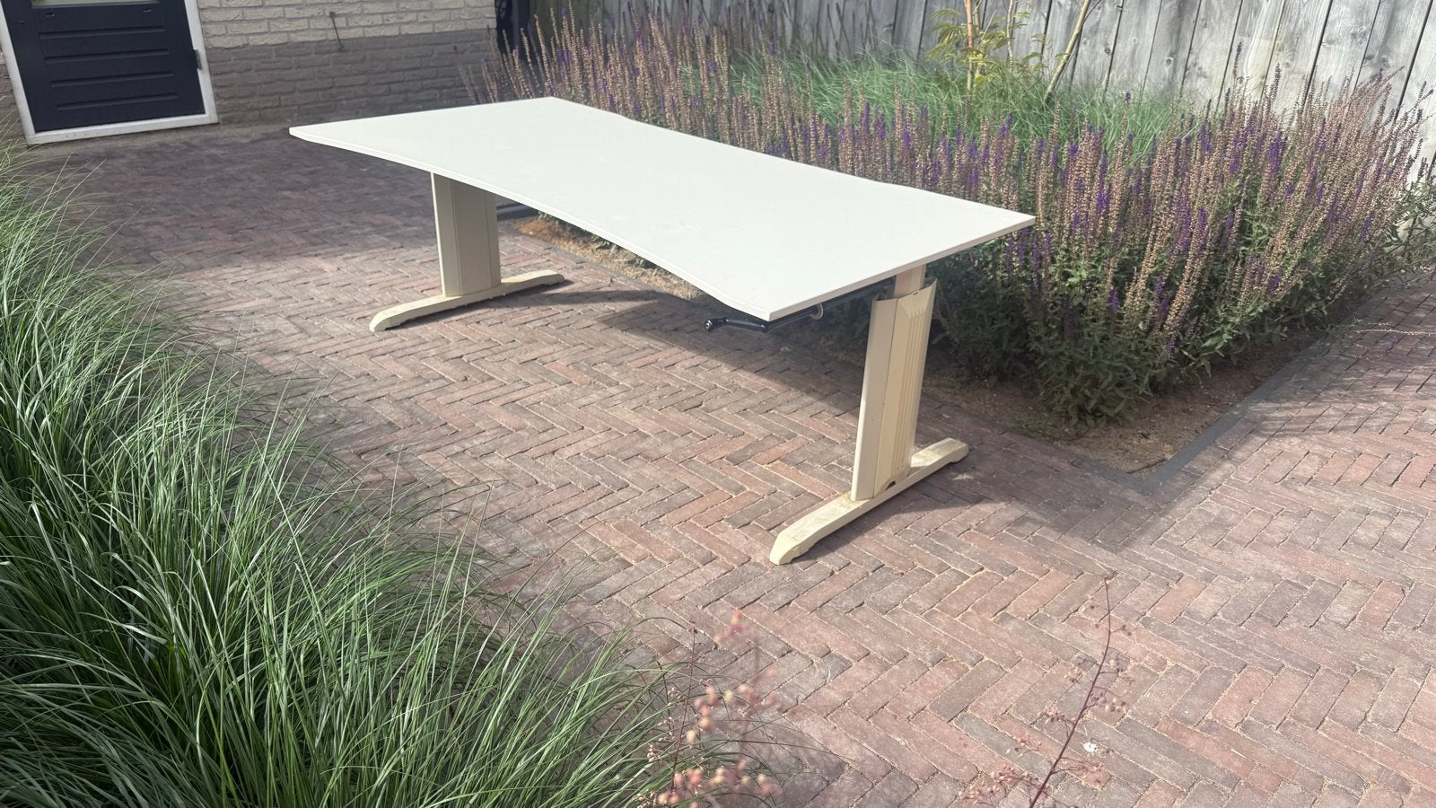 In hoogte verstelbaar bureau - 180x90 cm met ronding, Huis en Inrichting, Bureaus, Ophalen, In hoogte verstelbaar, Gebruikt, Zit-sta bureau