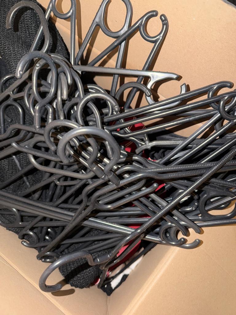 Partij kledinghangers, zwart plastic, Ophalen, Gedragen, Overige maten