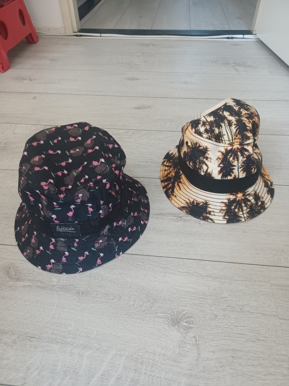 2 Leuke Bucket Hats: Flamingo en Palmbomen Print, Ophalen of Verzenden, Zo goed als nieuw, One size fits all, Hoed
