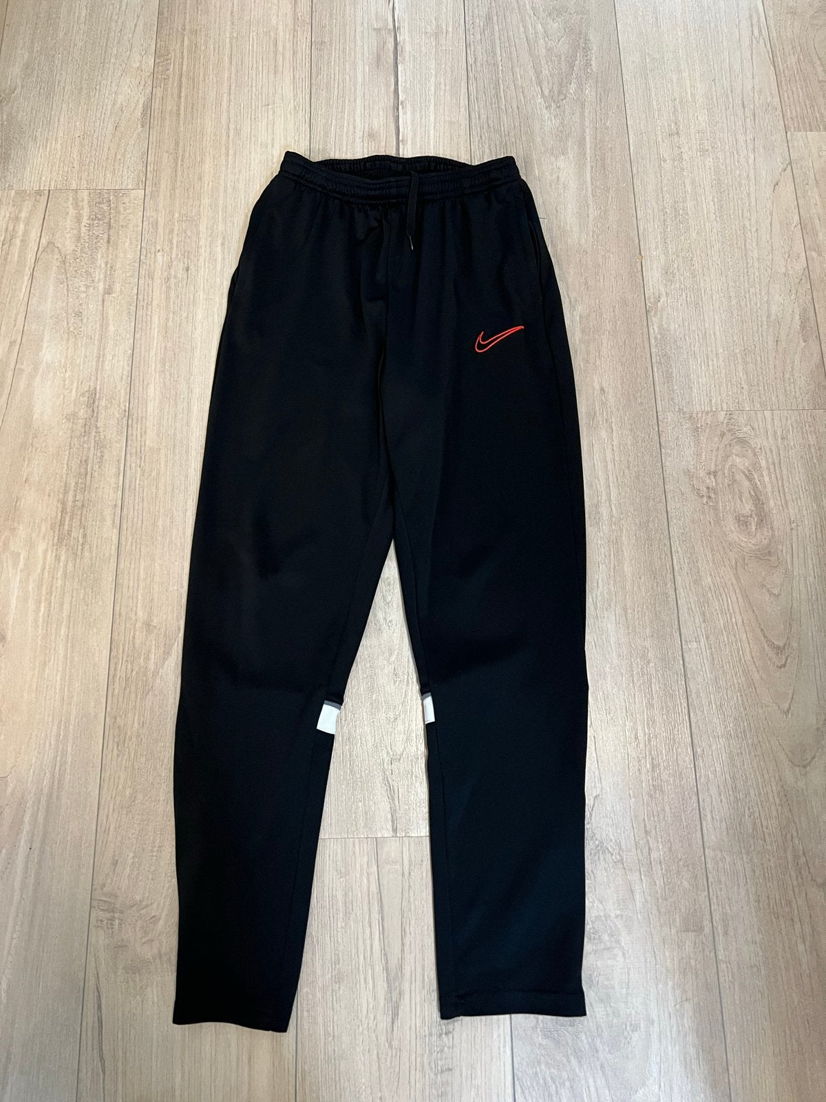 Nike Dri-FIT broek - Zwart met rode swoosh, Ophalen of Verzenden, Zo goed als nieuw