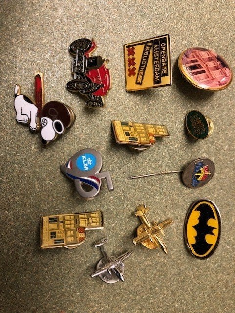 Speldjes verzameling o.a. KLM95 , Snoopy , F27, Landrover, Verzamelen, Speldjes, Pins en Buttons, Ophalen, Zo goed als nieuw, Overige onderwerpen