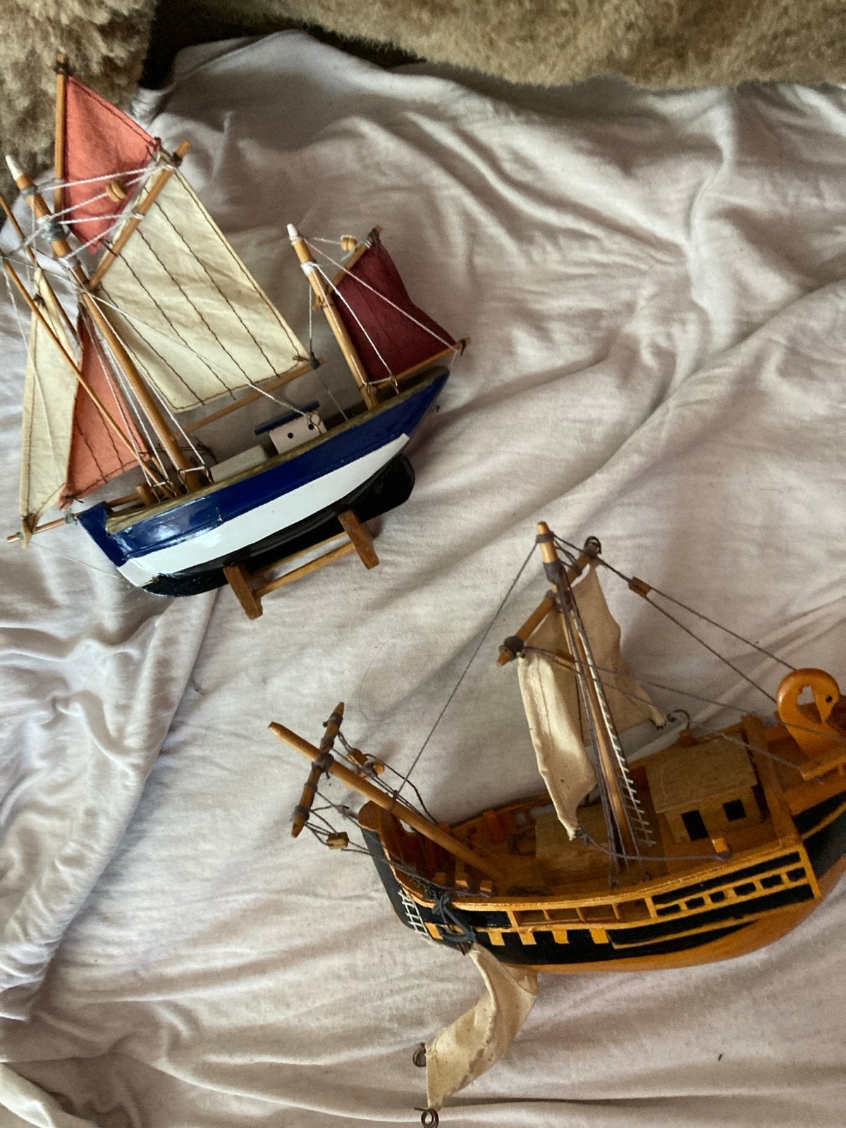 Twee decoratieve scheepsmodellen - Zeilschip & Galjoen, Hobby en Vrije tijd, Ophalen of Verzenden, Gebruikt, Groter dan 1:32, Overige merken